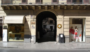L'ingresso del palazzo nobiliare nel cui cortile si trovano i Cuochini