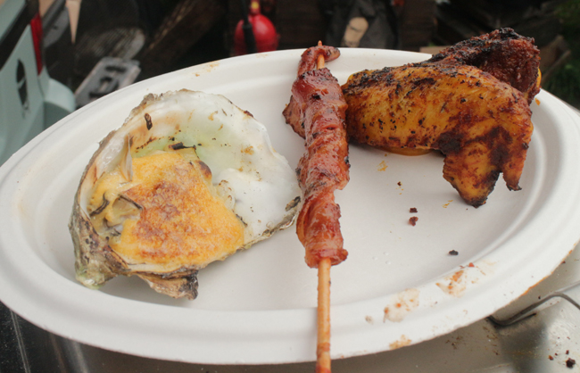 Il piatto misto presentato dal grillmaster Jord Althuis: ostrica con salsa olandese affumicata, spiedini di bacon e ali di pollo