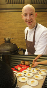 Luc Kusters del ristorante Bolenius (*) con sedano rapa e salsa di cipolle