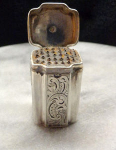 Una grattugia olandese d'argento per noce moscata risalente agli inizi dell'Ottocento